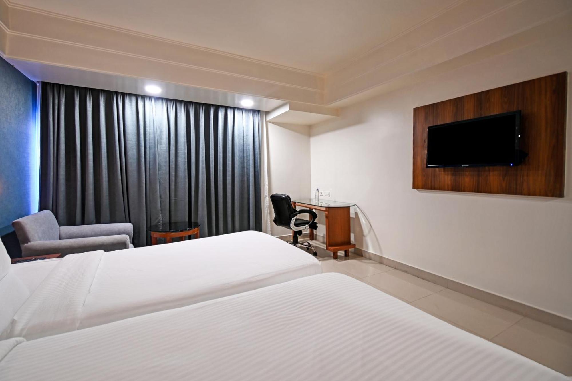 Palette Madhapur Hotel Hyderabad Bagian luar foto
